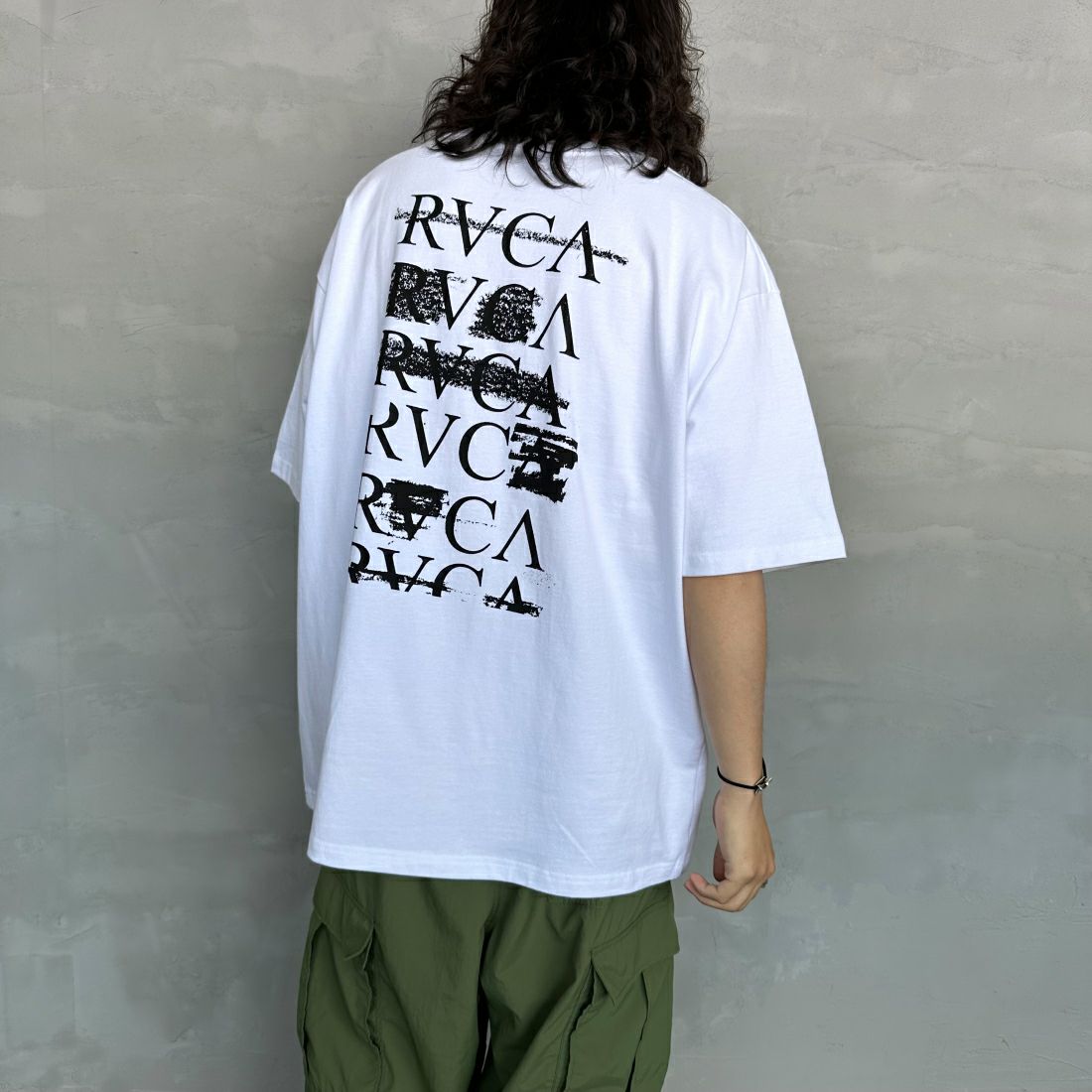RVCA [ルーカ] SERIF Tシャツ [BE04A231] WHT &&モデル身長：173cm 着用サイズ：L&&