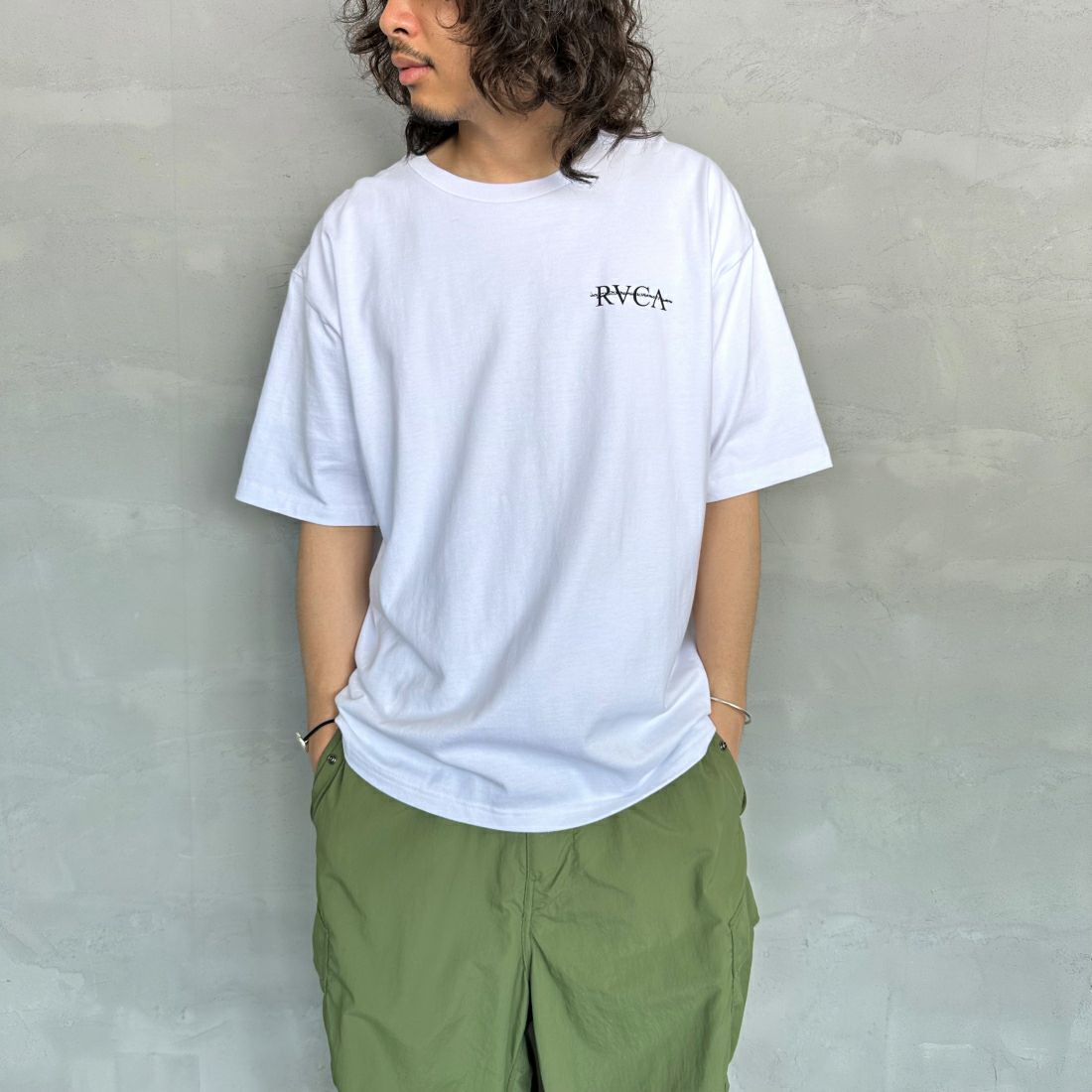 RVCA [ルーカ] SERIF Tシャツ [BE04A231] WHT &&モデル身長：173cm 着用サイズ：M&&
