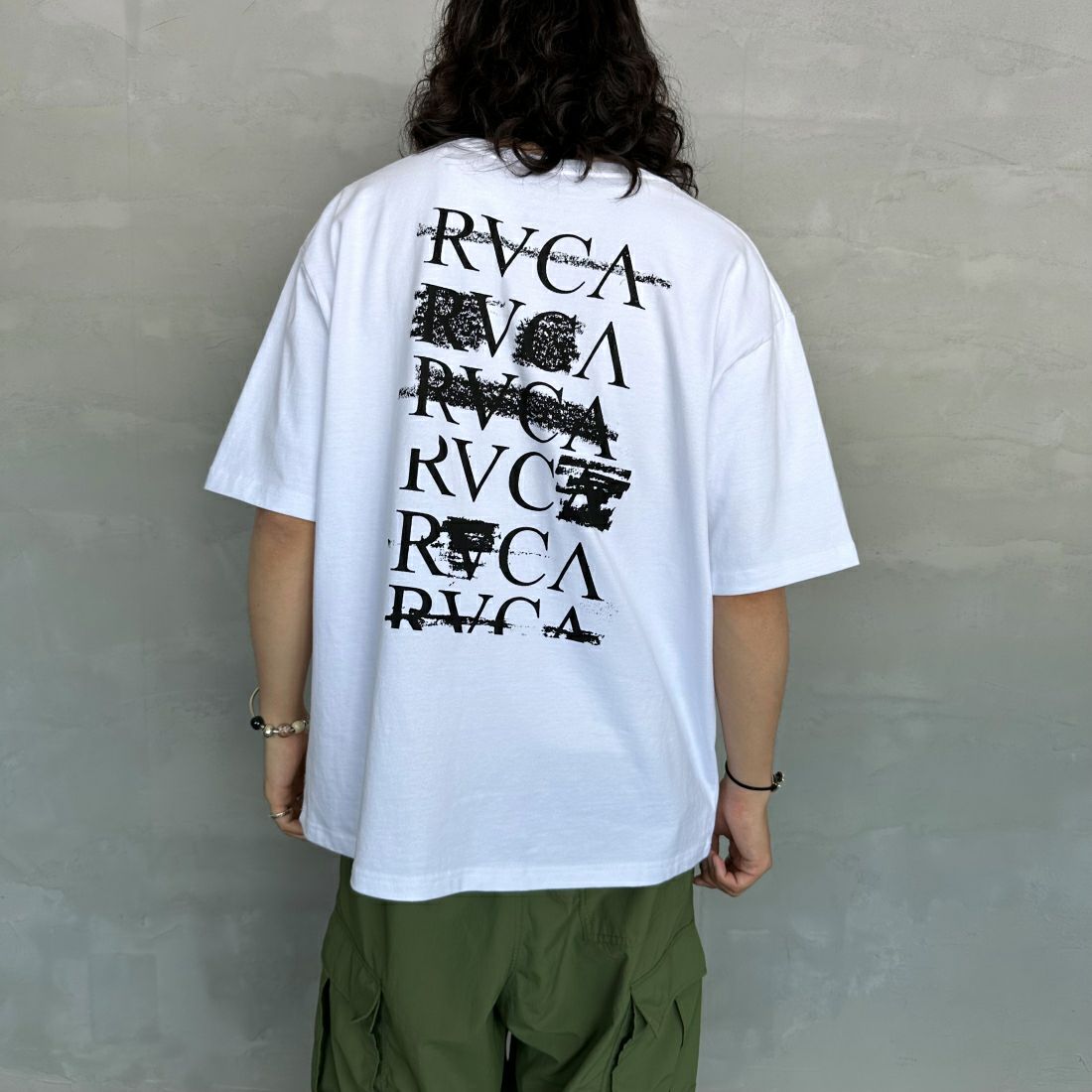 RVCA [ルーカ] SERIF Tシャツ [BE04A231] WHT &&モデル身長：173cm 着用サイズ：M&&