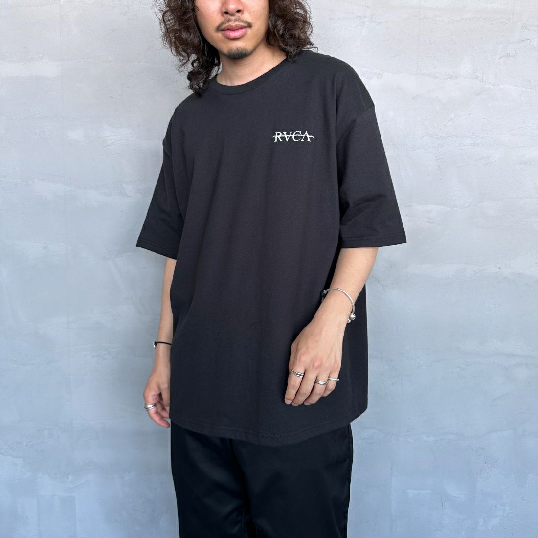 RVCA [ルーカ] SERIF Tシャツ [BE04A231] BLK &&モデル身長：173cm 着用サイズ：L&&