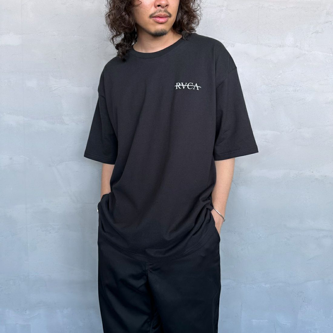 RVCA [ルーカ] SERIF Tシャツ [BE04A231] BLK &&モデル身長：173cm 着用サイズ：L&&