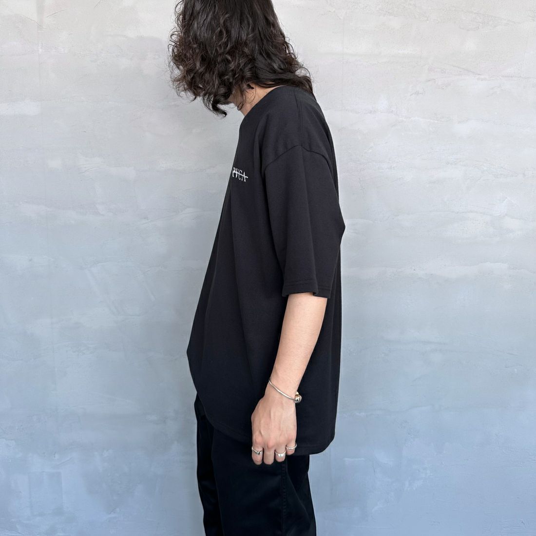 RVCA [ルーカ] SERIF Tシャツ [BE04A231] BLK &&モデル身長：173cm 着用サイズ：L&&