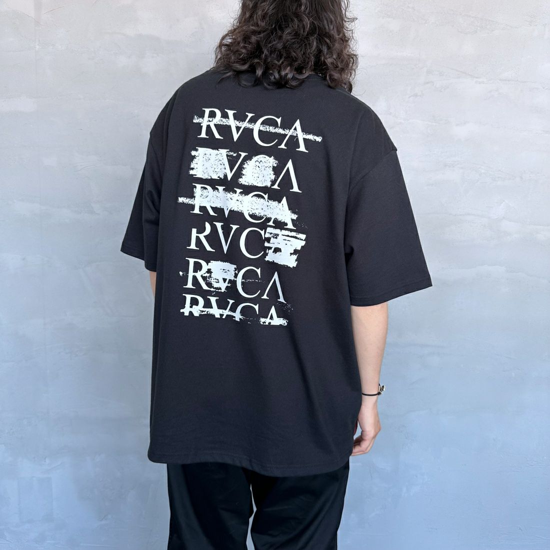 RVCA [ルーカ] SERIF Tシャツ [BE04A231] BLK &&モデル身長：173cm 着用サイズ：L&&