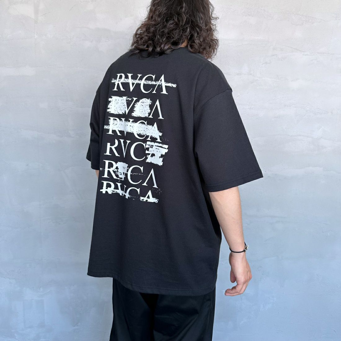 RVCA [ルーカ] SERIF Tシャツ [BE04A231] BLK &&モデル身長：173cm 着用サイズ：L&&