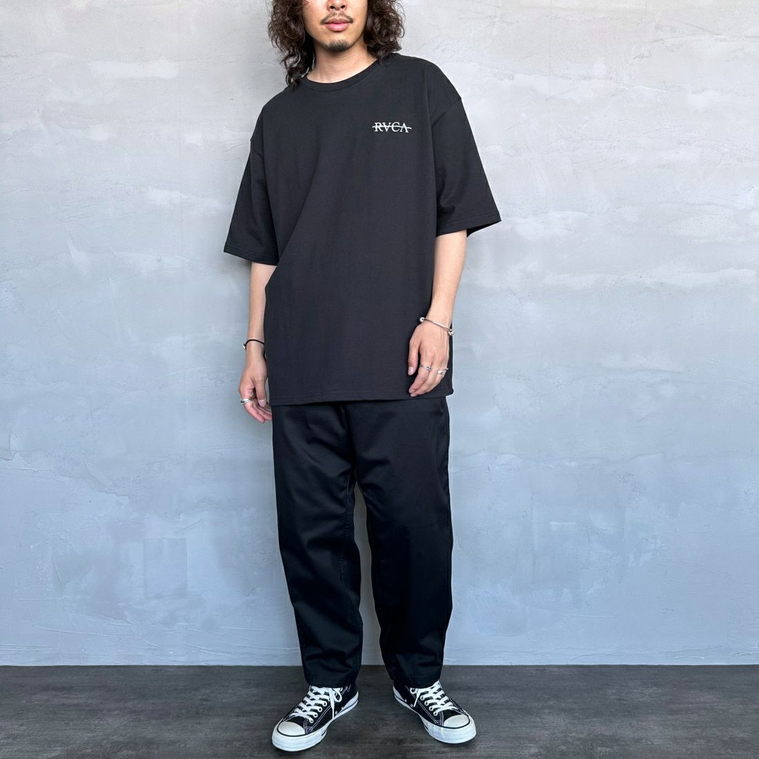 RVCA [ルーカ] SERIF Tシャツ [BE04A231] BLK &&モデル身長：173cm 着用サイズ：L&&
