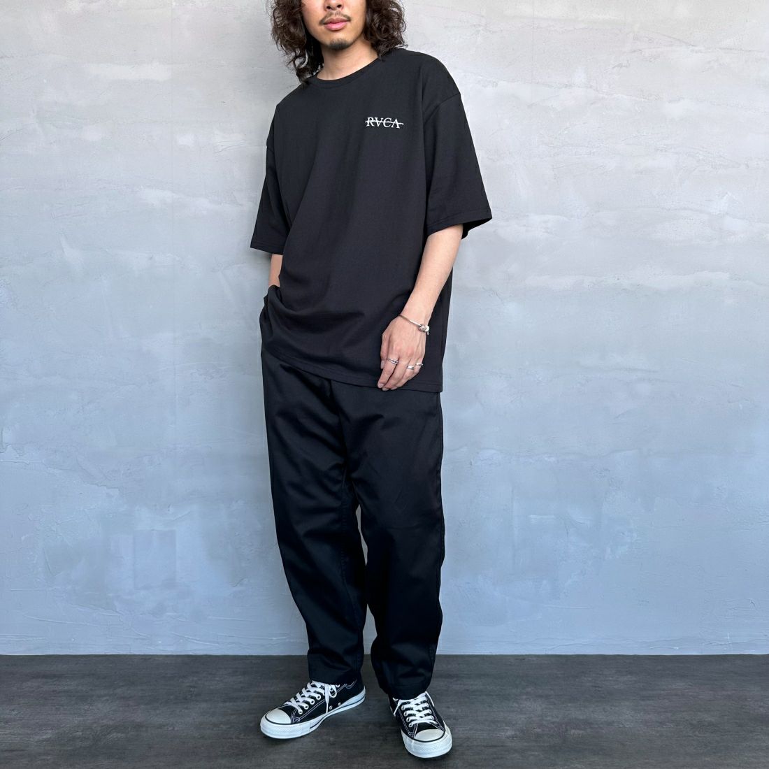 RVCA [ルーカ] SERIF Tシャツ [BE04A231] BLK &&モデル身長：173cm 着用サイズ：L&&