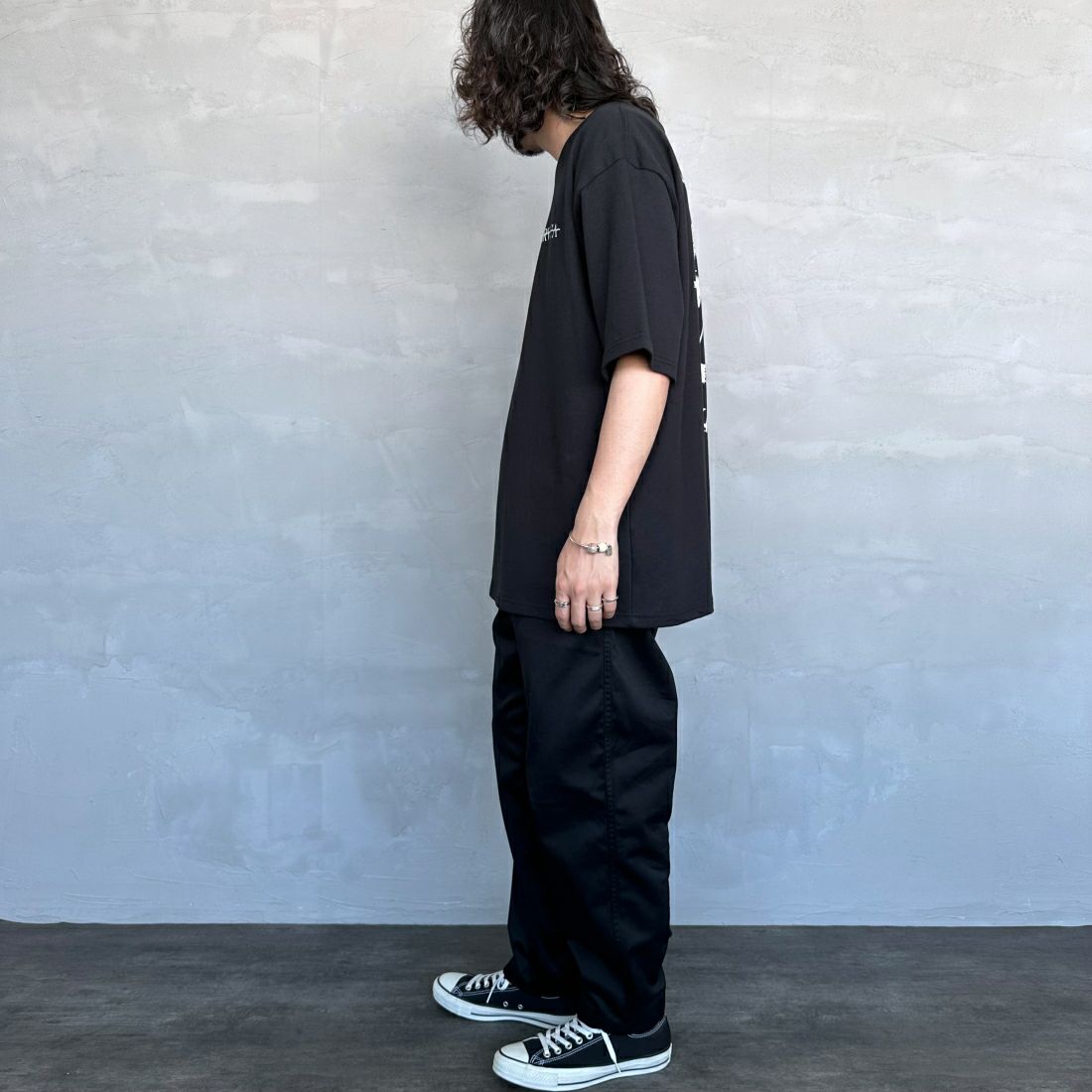 RVCA [ルーカ] SERIF Tシャツ [BE04A231] BLK &&モデル身長：173cm 着用サイズ：L&&