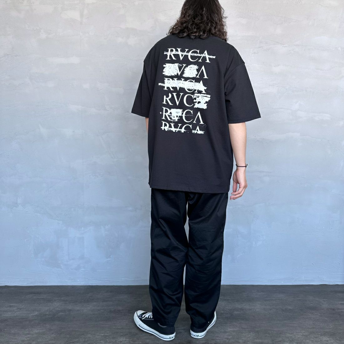RVCA [ルーカ] SERIF Tシャツ [BE04A231] BLK &&モデル身長：173cm 着用サイズ：L&&
