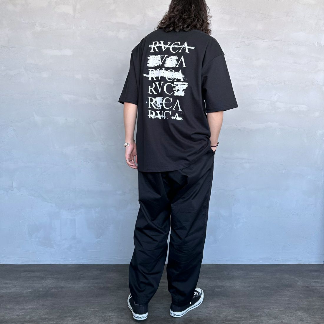 RVCA [ルーカ] SERIF Tシャツ [BE04A231] BLK &&モデル身長：173cm 着用サイズ：L&&