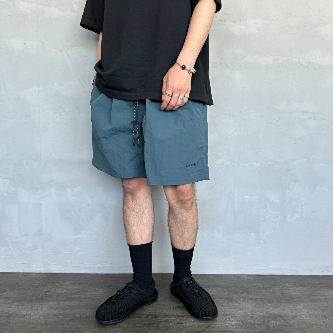 +phenix [プラスフェニックス] 別注 ドローコード イージーショートパンツ [POB-240011IN-JF] GREEN &&モデル身長：173cm 着用サイズ：L&&