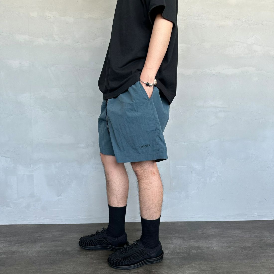 +phenix [プラスフェニックス] 別注 ドローコード イージーショートパンツ [POB-240011IN-JF] GREEN &&モデル身長：173cm 着用サイズ：L&&