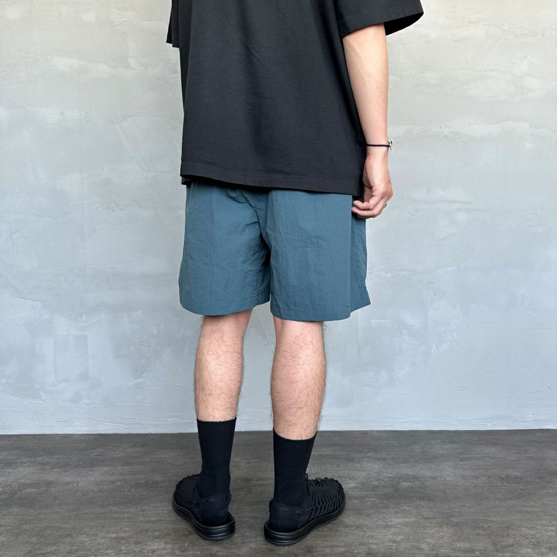 +phenix [プラスフェニックス] 別注 ドローコード イージーショートパンツ [POB-240011IN-JF] GREEN &&モデル身長：173cm 着用サイズ：L&&