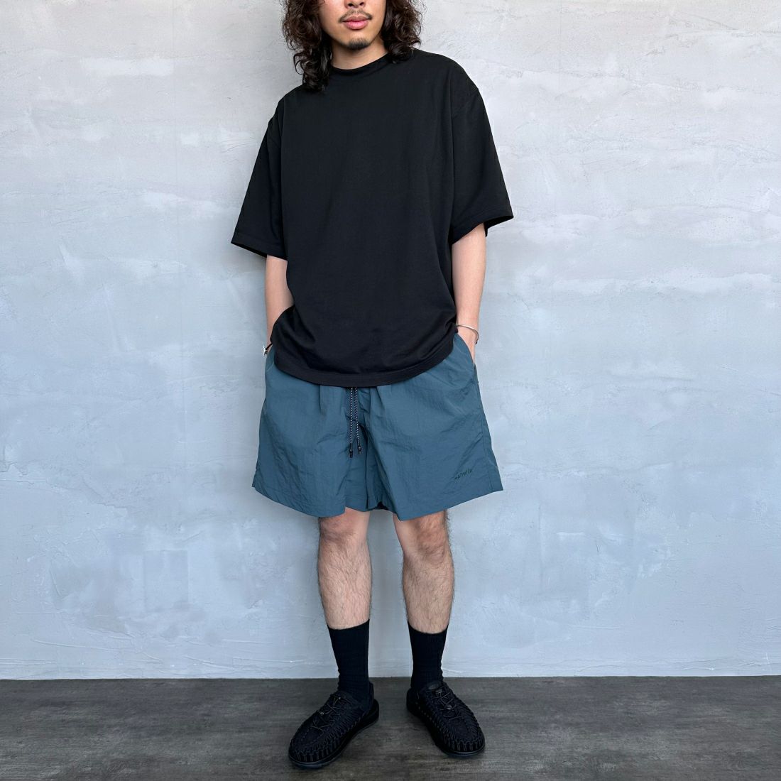 +phenix [プラスフェニックス] 別注 ドローコード イージーショートパンツ [POB-240011IN-JF] GREEN &&モデル身長：173cm 着用サイズ：L&&