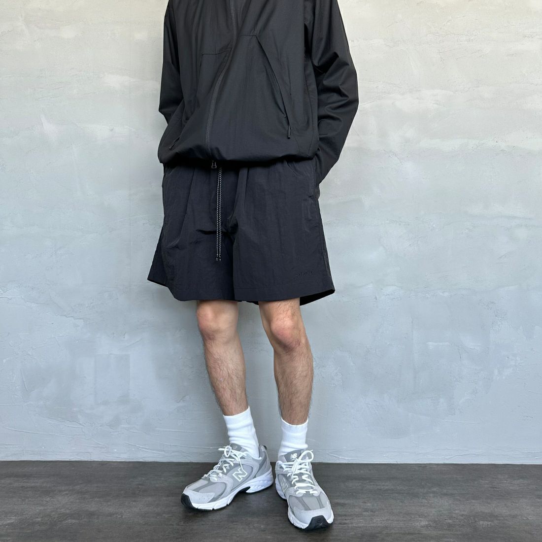 +phenix [プラスフェニックス] 別注 ドローコード イージーショートパンツ [POB-240011IN-JF] BLACK &&モデル身長：168cm 着用サイズ：L&&