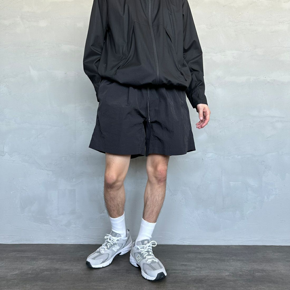 +phenix [プラスフェニックス] 別注 ドローコード イージーショートパンツ [POB-240011IN-JF] BLACK &&モデル身長：168cm 着用サイズ：M&&
