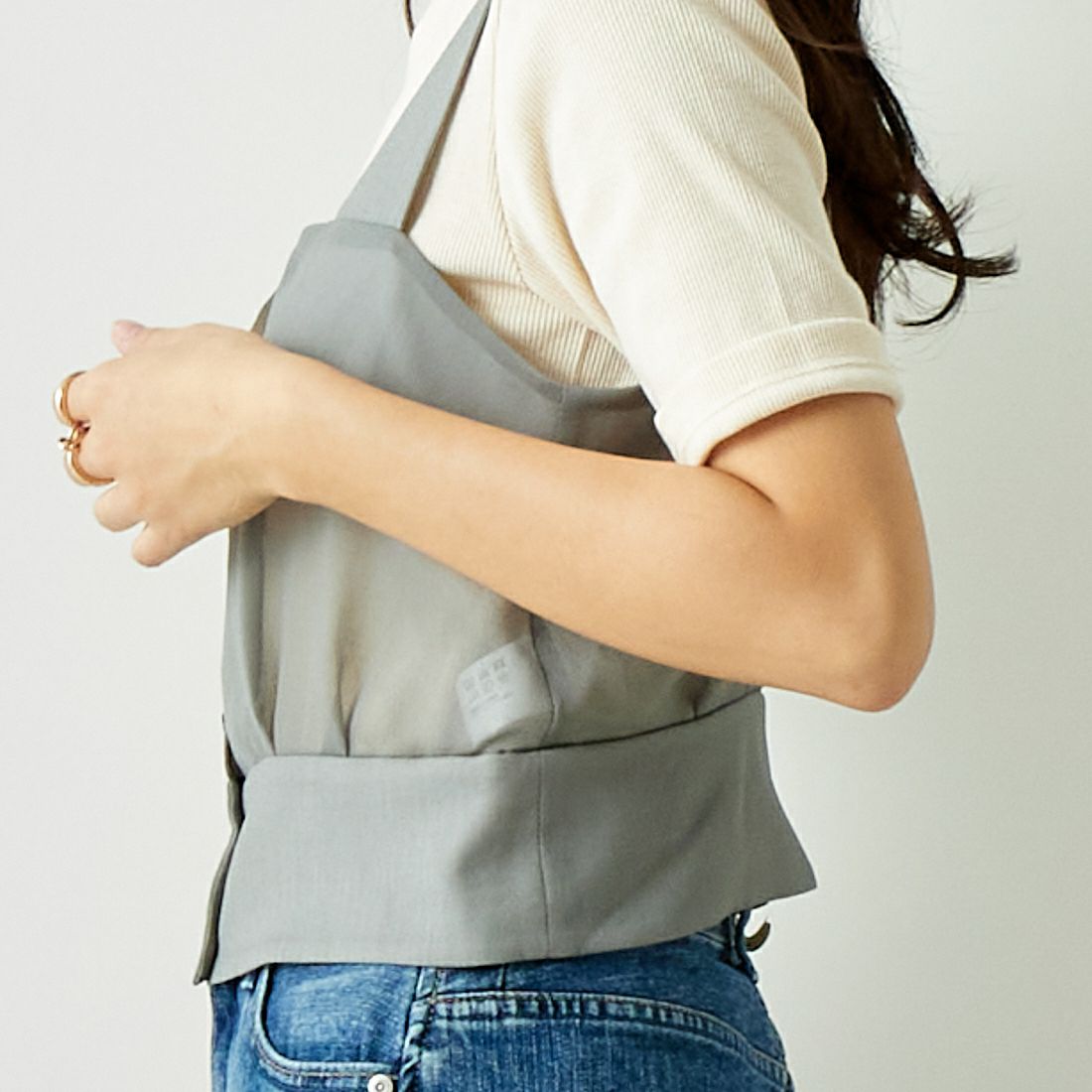 A PUPIL [ア ピューピル] ストラップベスト [24SS13] GREY &&モデル身長：167cm 着用サイズ：S&&