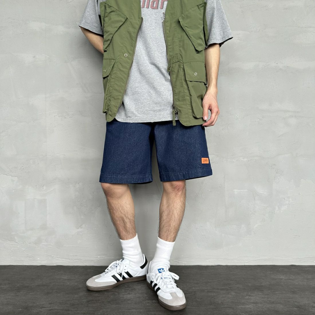 UNIVERSAL OVERALL [ユニバーサルオーバーオール] 別注 シェフショートパンツ [U2411657IN-JF] DENIM O.W &&モデル身長：168cm 着用サイズ：M&&