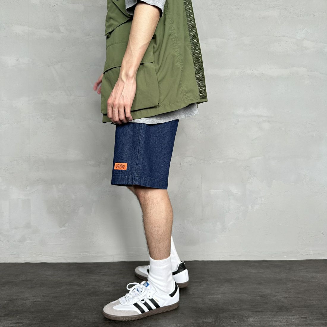 UNIVERSAL OVERALL [ユニバーサルオーバーオール] 別注 シェフショートパンツ [U2411657IN-JF] DENIM O.W &&モデル身長：168cm 着用サイズ：M&&