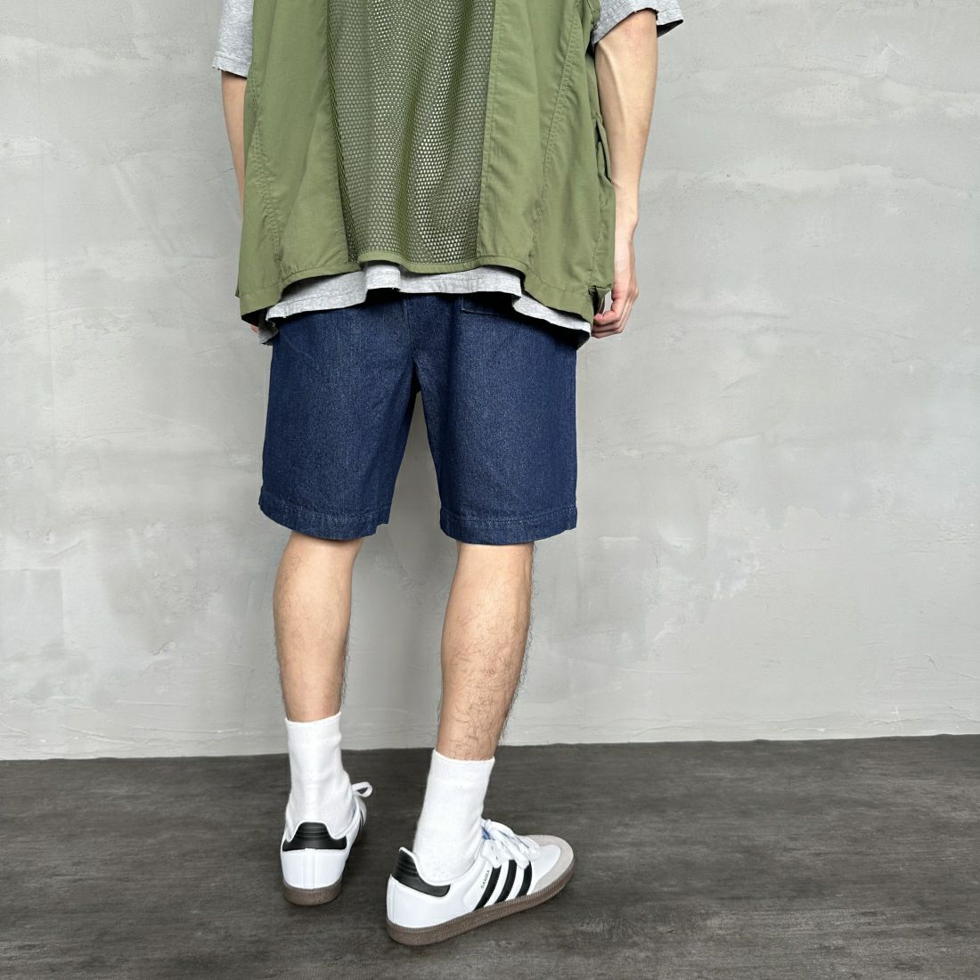 UNIVERSAL OVERALL [ユニバーサルオーバーオール] 別注 シェフショートパンツ [U2411657IN-JF] DENIM O.W &&モデル身長：168cm 着用サイズ：M&&