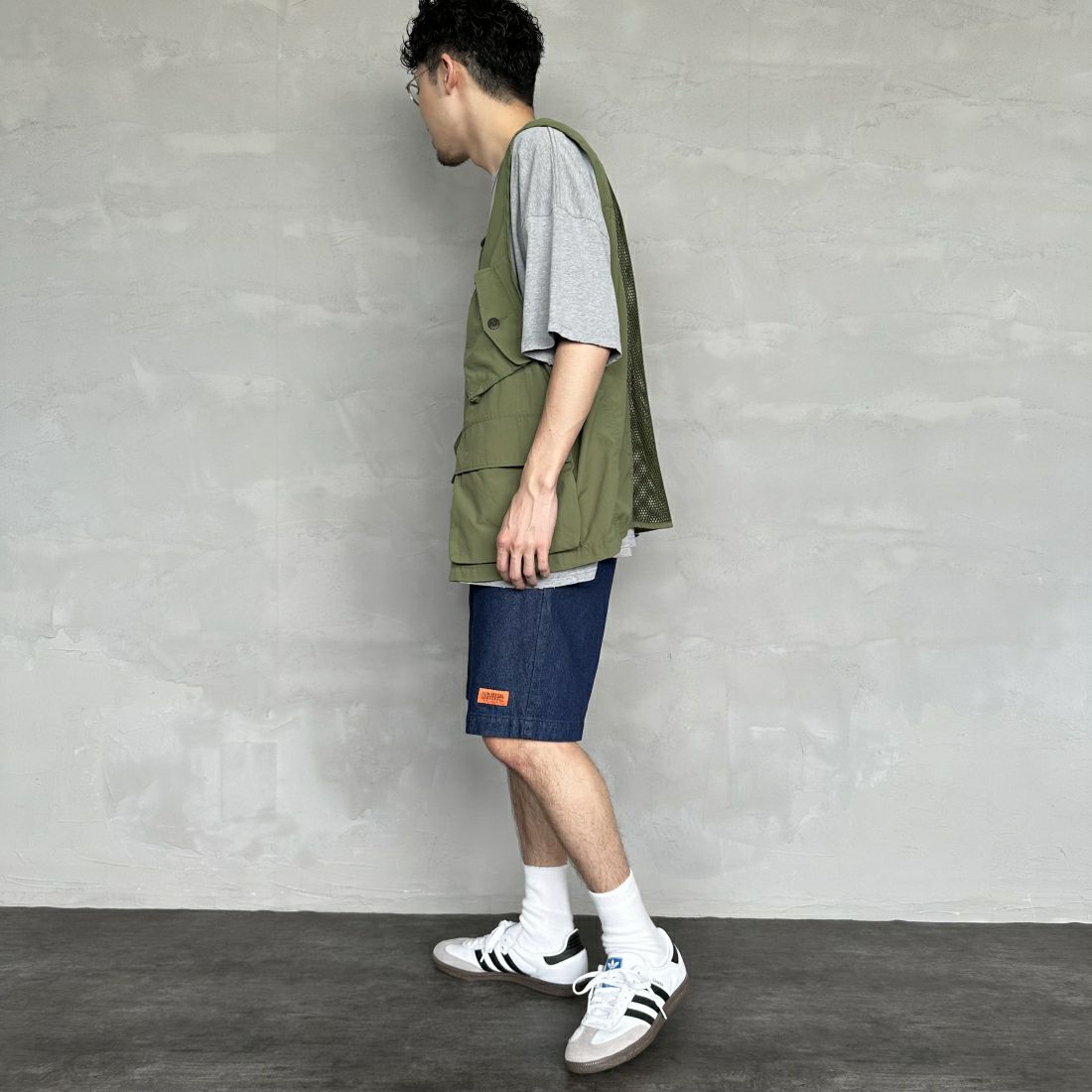 UNIVERSAL OVERALL [ユニバーサルオーバーオール] 別注 シェフショートパンツ [U2411657IN-JF] DENIM O.W &&モデル身長：168cm 着用サイズ：M&&