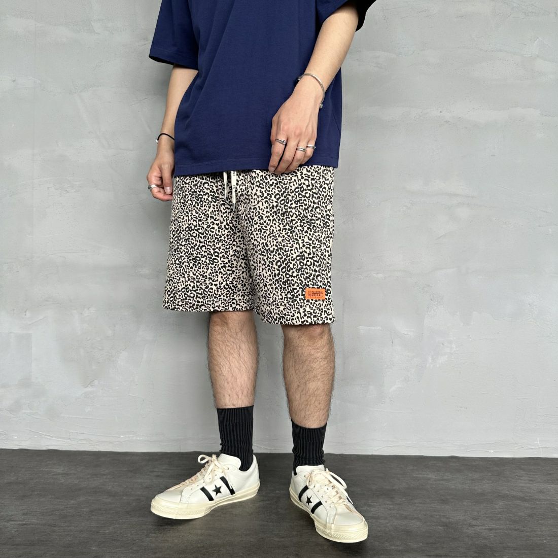 UNIVERSAL OVERALL [ユニバーサルオーバーオール] 別注 シェフショートパンツ [U2411657IN-JF] LEOPARD WH &&モデル身長：173cm 着用サイズ：L&&