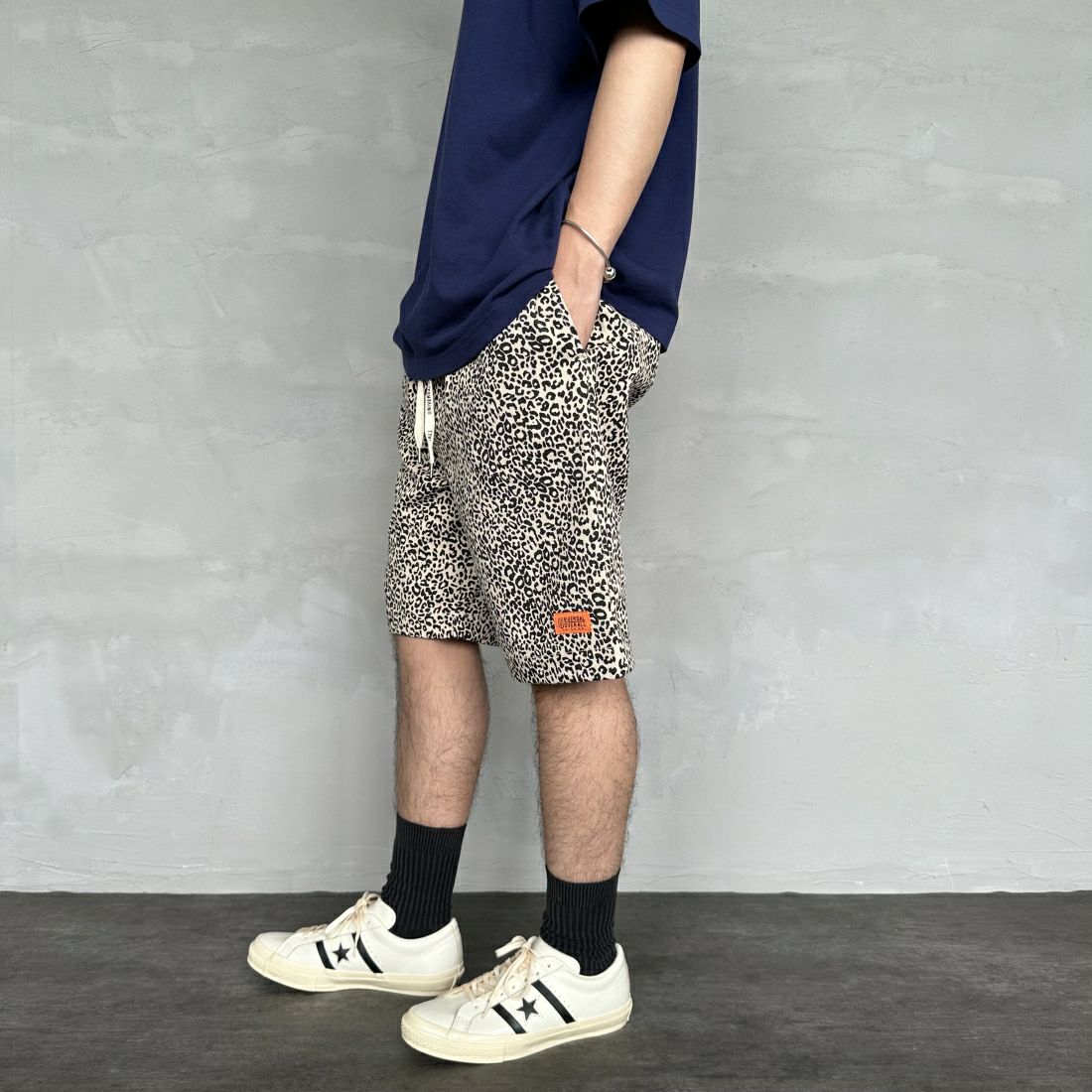 UNIVERSAL OVERALL [ユニバーサルオーバーオール] 別注 シェフショートパンツ [U2411657IN-JF] LEOPARD WH &&モデル身長：173cm 着用サイズ：L&&