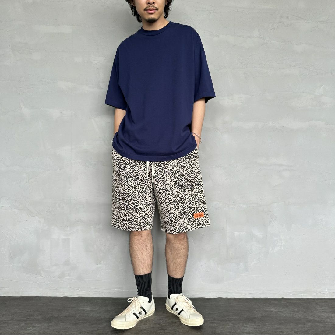 UNIVERSAL OVERALL [ユニバーサルオーバーオール] 別注 シェフショートパンツ [U2411657IN-JF] LEOPARD WH &&モデル身長：173cm 着用サイズ：L&&