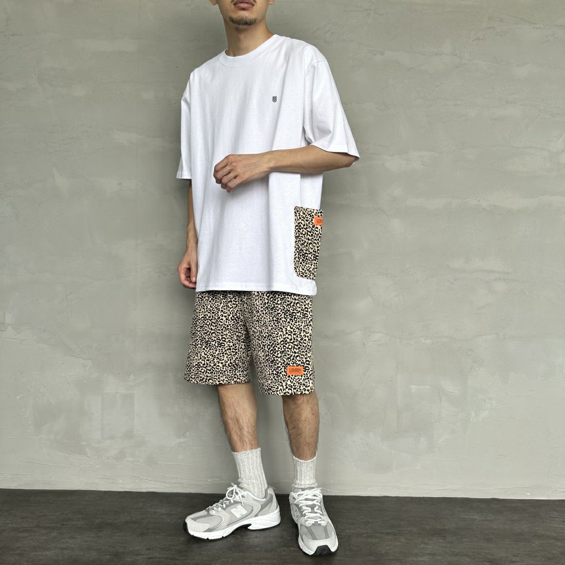UNIVERSAL OVERALL [ユニバーサルオーバーオール] 別注 シェフショートパンツ [U2411657IN-JF] LEOPARD WH &&モデル身長：168cm 着用サイズ：L&&