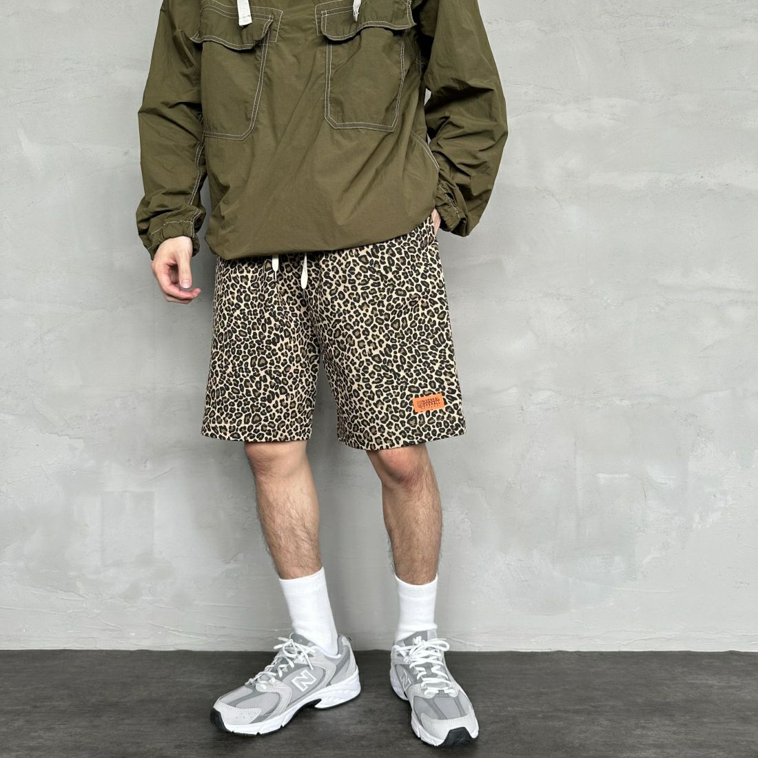 UNIVERSAL OVERALL [ユニバーサルオーバーオール] 別注 シェフショートパンツ [U2411657IN-JF] LEOPARD BE &&モデル身長：168cm 着用サイズ：M&&