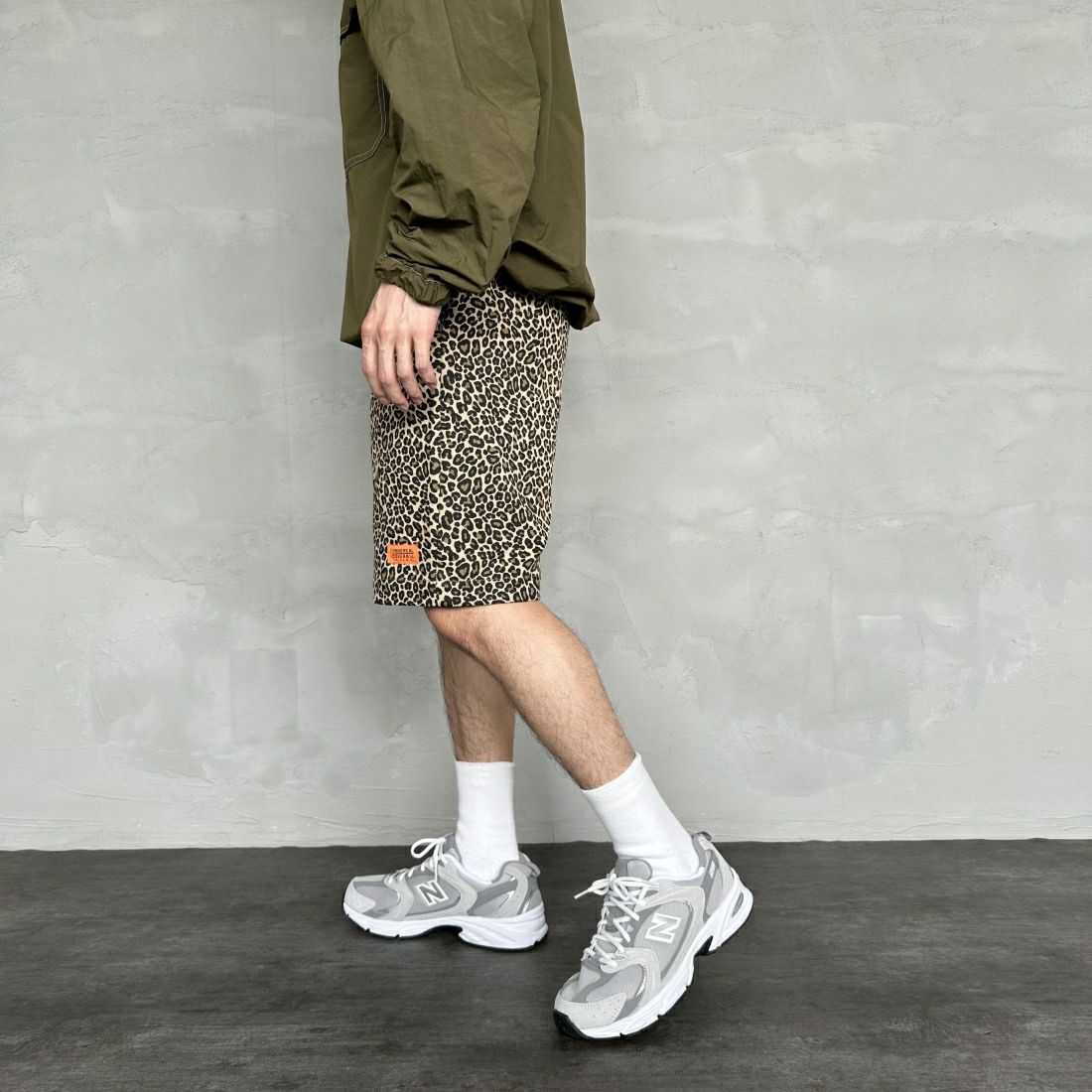 UNIVERSAL OVERALL [ユニバーサルオーバーオール] 別注 シェフショートパンツ [U2411657IN-JF] LEOPARD BE &&モデル身長：168cm 着用サイズ：M&&