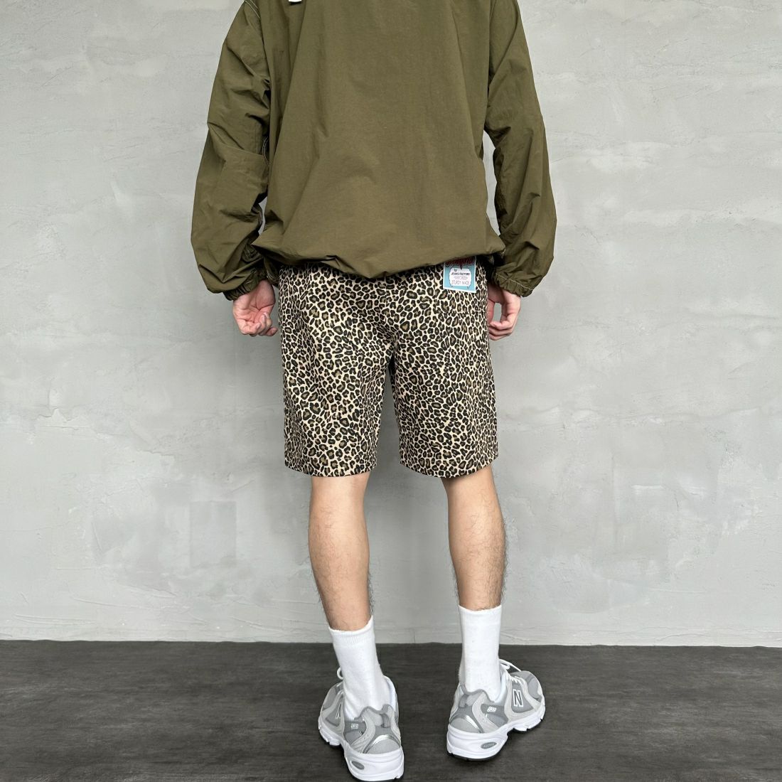UNIVERSAL OVERALL [ユニバーサルオーバーオール] 別注 シェフショートパンツ [U2411657IN-JF] LEOPARD BE &&モデル身長：168cm 着用サイズ：M&&