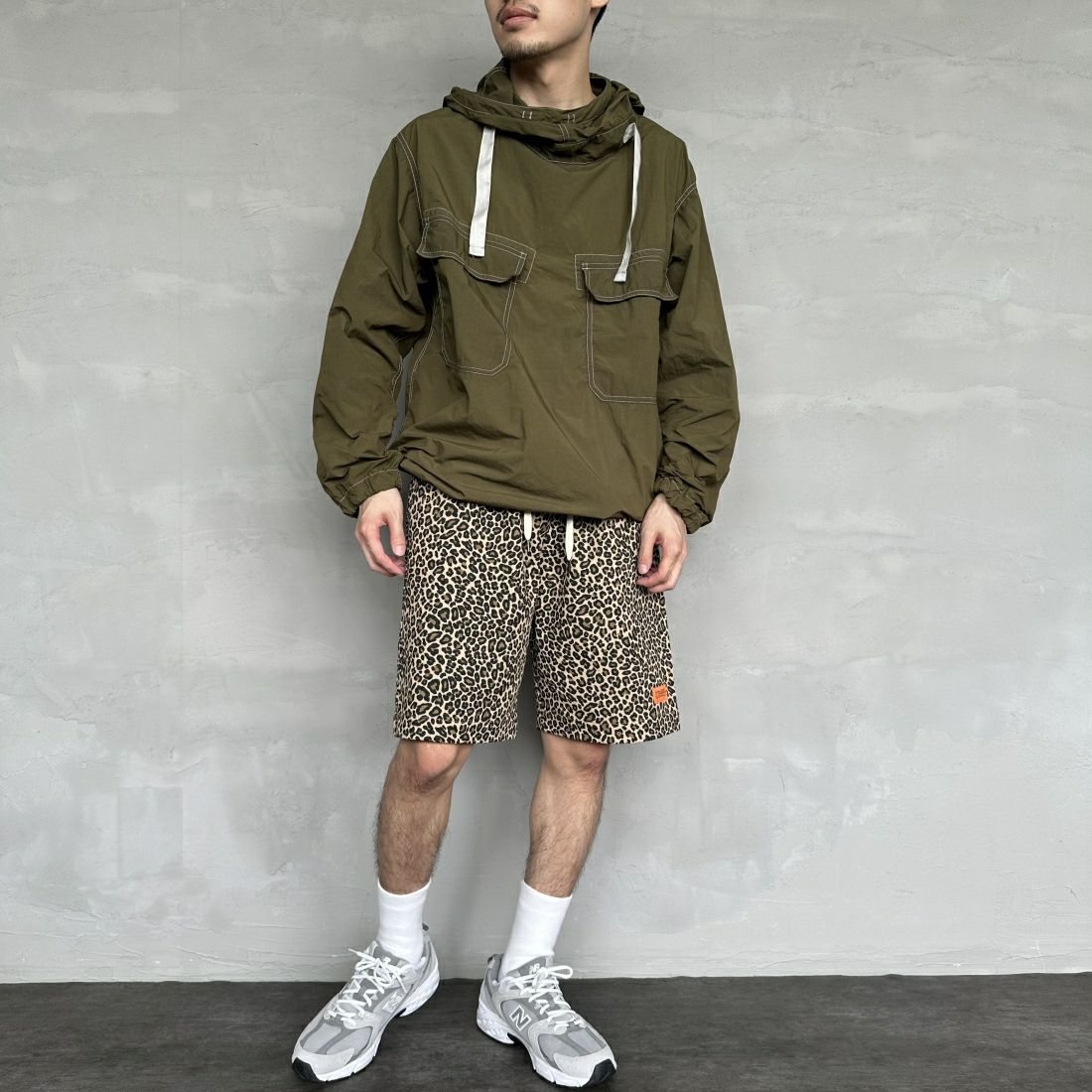 UNIVERSAL OVERALL [ユニバーサルオーバーオール] 別注 シェフショートパンツ [U2411657IN-JF] LEOPARD BE &&モデル身長：168cm 着用サイズ：M&&