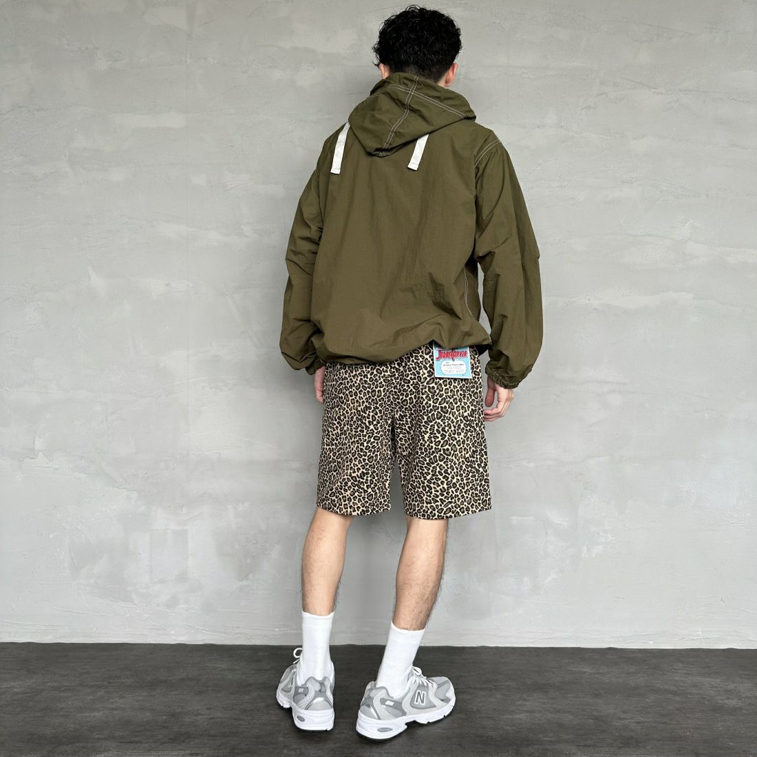 UNIVERSAL OVERALL [ユニバーサルオーバーオール] 別注 シェフショートパンツ [U2411657IN-JF] LEOPARD BE &&モデル身長：168cm 着用サイズ：M&&