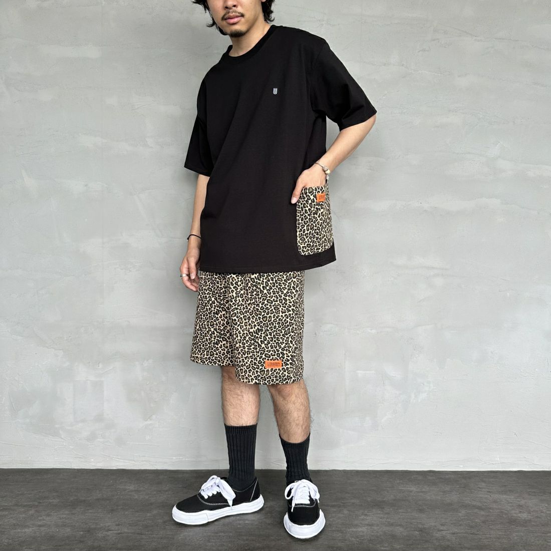UNIVERSAL OVERALL [ユニバーサルオーバーオール] 別注 シェフショートパンツ [U2411657IN-JF] LEOPARD BE &&モデル身長：173cm 着用サイズ：M&&