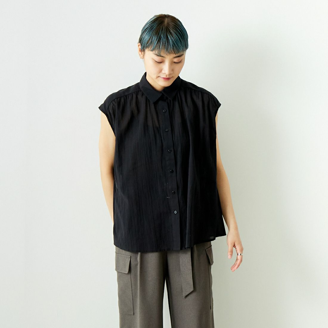 ALLUMER [アリュメール] フレンチスリーブコットンギャザーブラウス [8274703] 700 BLACK &&モデル身長：160cm 着用サイズ：1&&