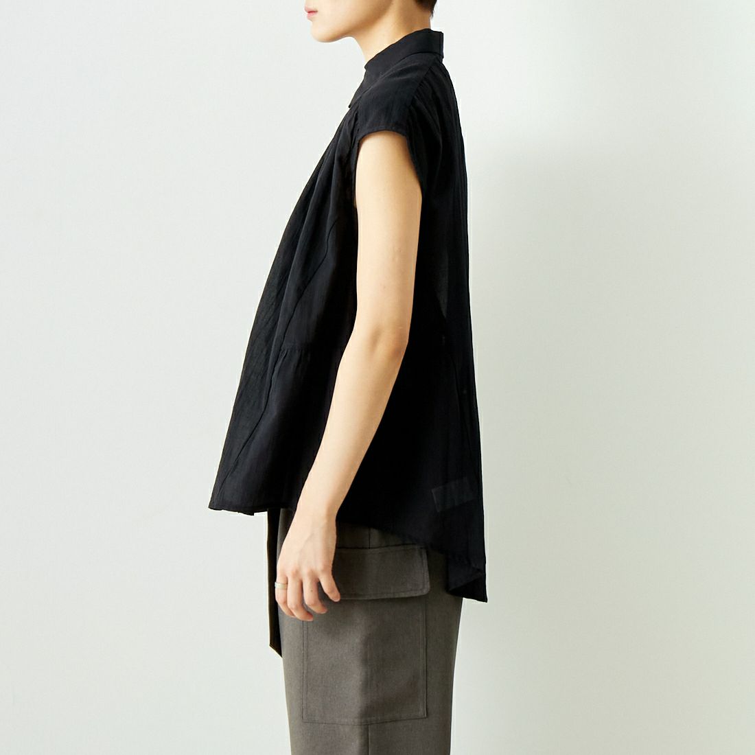 ALLUMER [アリュメール] フレンチスリーブコットンギャザーブラウス [8274703] 700 BLACK &&モデル身長：160cm 着用サイズ：1&&