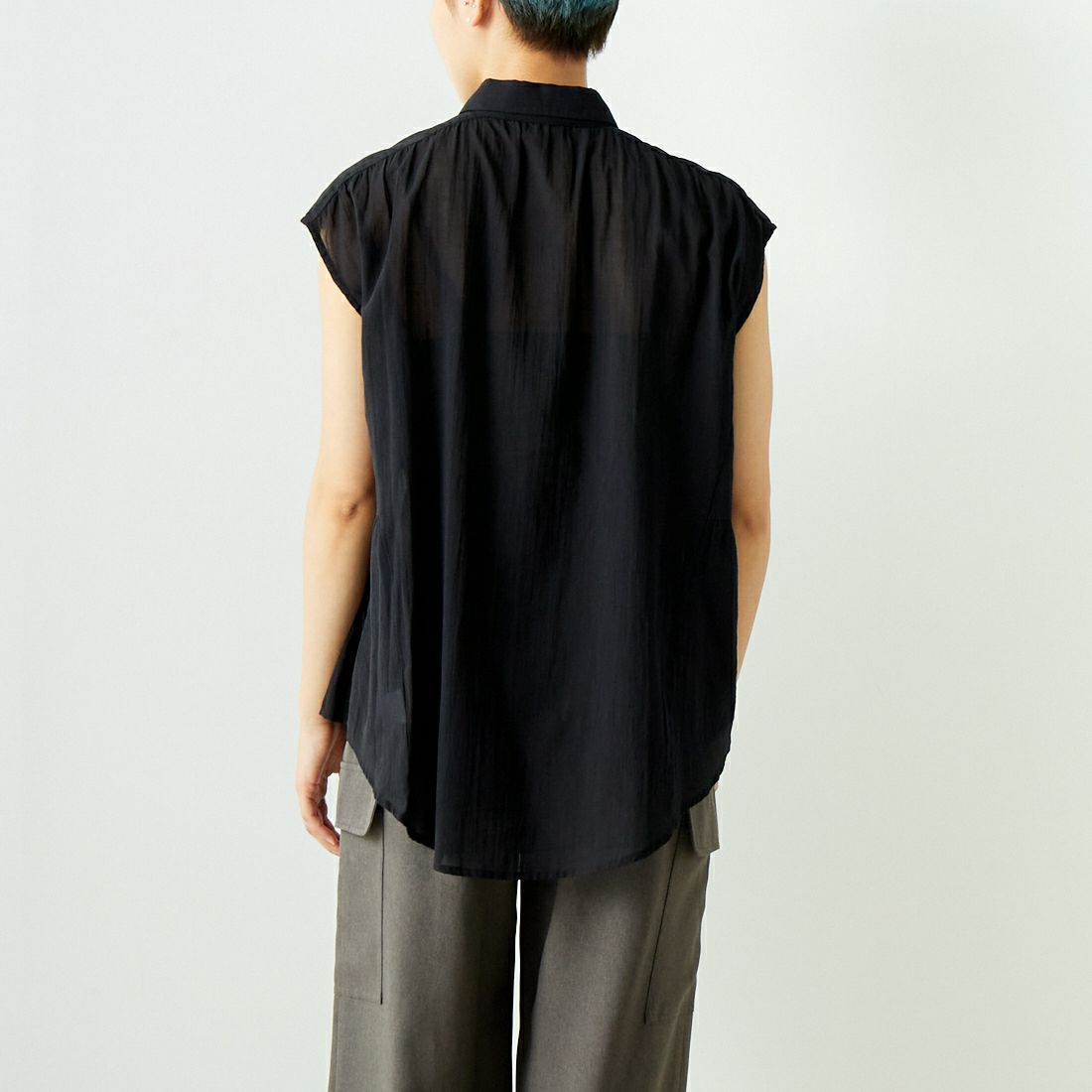 ALLUMER [アリュメール] フレンチスリーブコットンギャザーブラウス [8274703] 700 BLACK &&モデル身長：160cm 着用サイズ：1&&