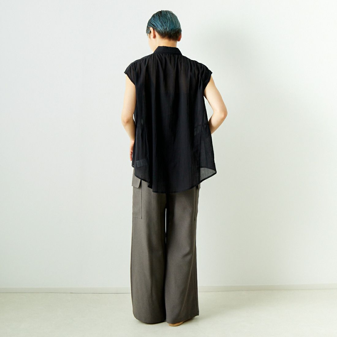 ALLUMER [アリュメール] フレンチスリーブコットンギャザーブラウス [8274703] 700 BLACK &&モデル身長：160cm 着用サイズ：1&&