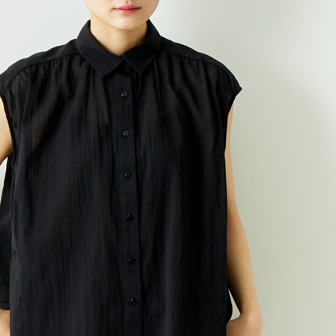 ALLUMER [アリュメール] フレンチスリーブコットンギャザーブラウス [8274703] 700 BLACK &&モデル身長：160cm 着用サイズ：1&&