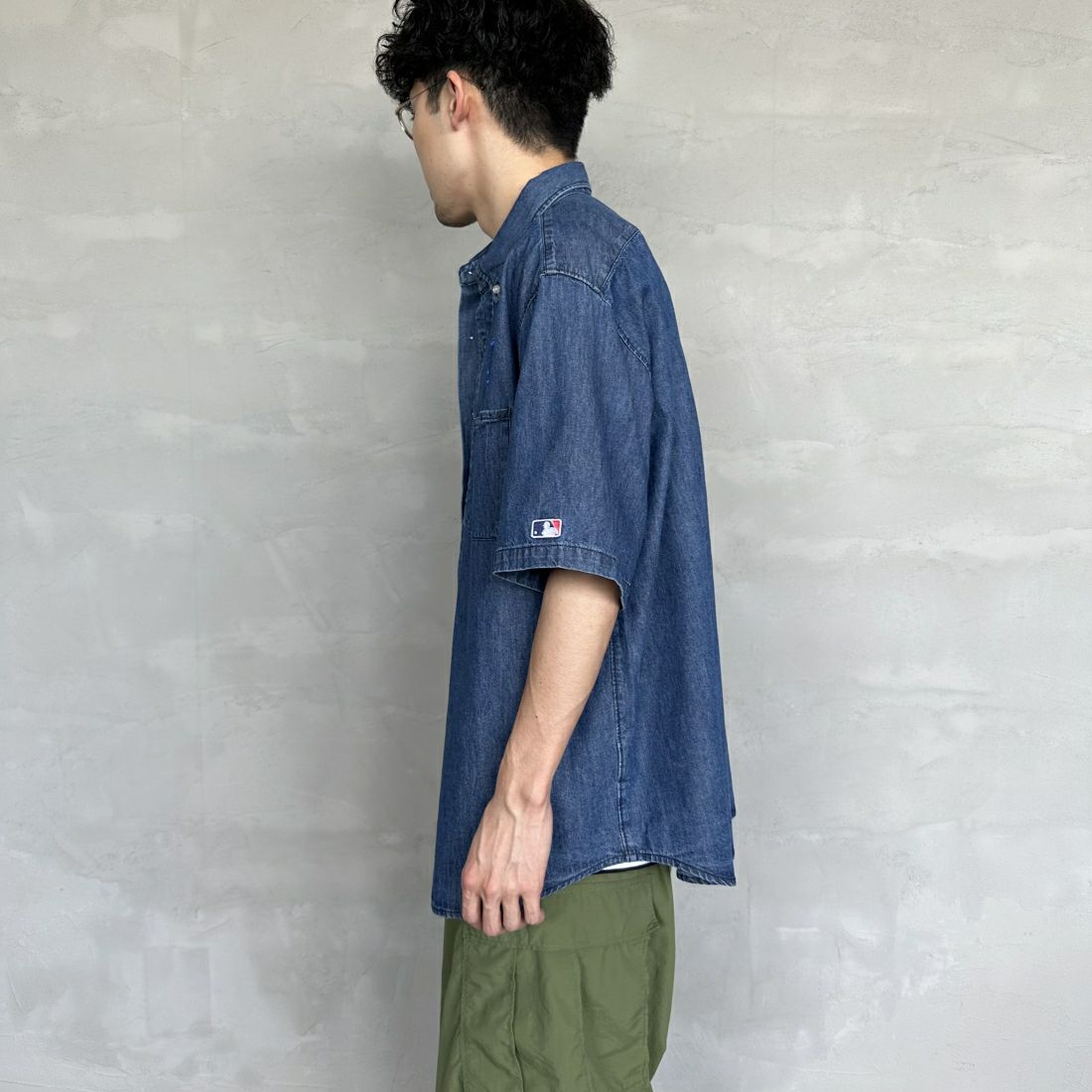 Fanatics [ファナティクス] 別注 ワンポイント刺繍ロゴ ボタンダウンシャツ [ML2124SS2-JF] DENIM/LA &&モデル身長：168cm 着用サイズ：L&&