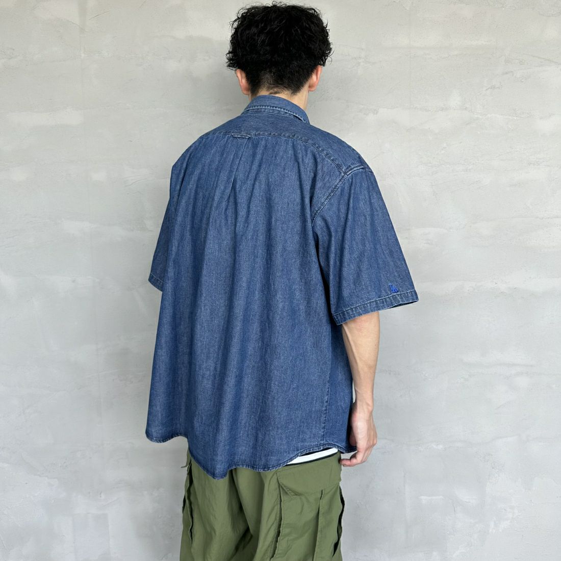 Fanatics [ファナティクス] 別注 ワンポイント刺繍ロゴ ボタンダウンシャツ [ML2124SS2-JF] DENIM/LA &&モデル身長：168cm 着用サイズ：L&&