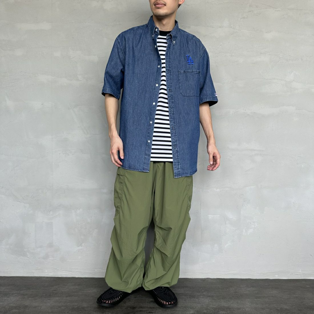 Fanatics [ファナティクス] 別注 ワンポイント刺繍ロゴ ボタンダウンシャツ [ML2124SS2-JF] DENIM/LA &&モデル身長：168cm 着用サイズ：L&&