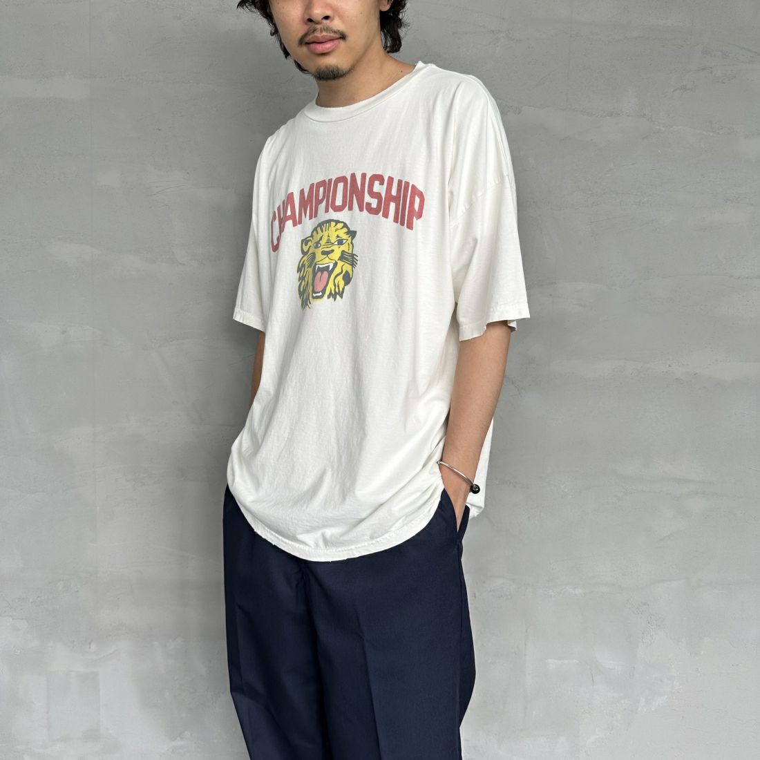 REMI RELIEF [レミレリーフ] 別注 ビッグプリントTシャツ CHAMPIONSHIP [RN26349322-JF] OFF WHITE &&モデル身長：173cm 着用サイズ：M&&