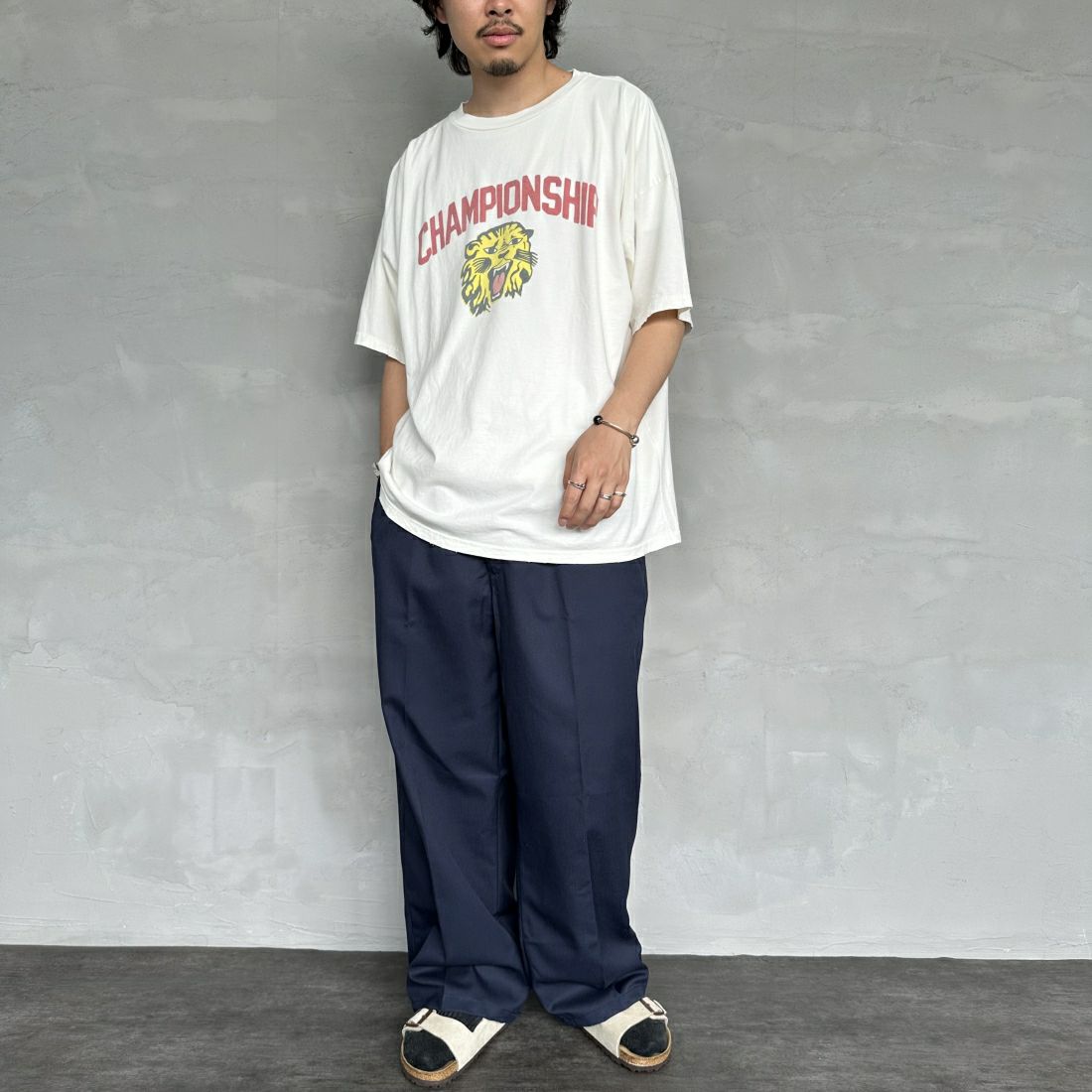 REMI RELIEF [レミレリーフ] 別注 ビッグプリントTシャツ CHAMPIONSHIP [RN26349322-JF] OFF WHITE &&モデル身長：173cm 着用サイズ：M&&