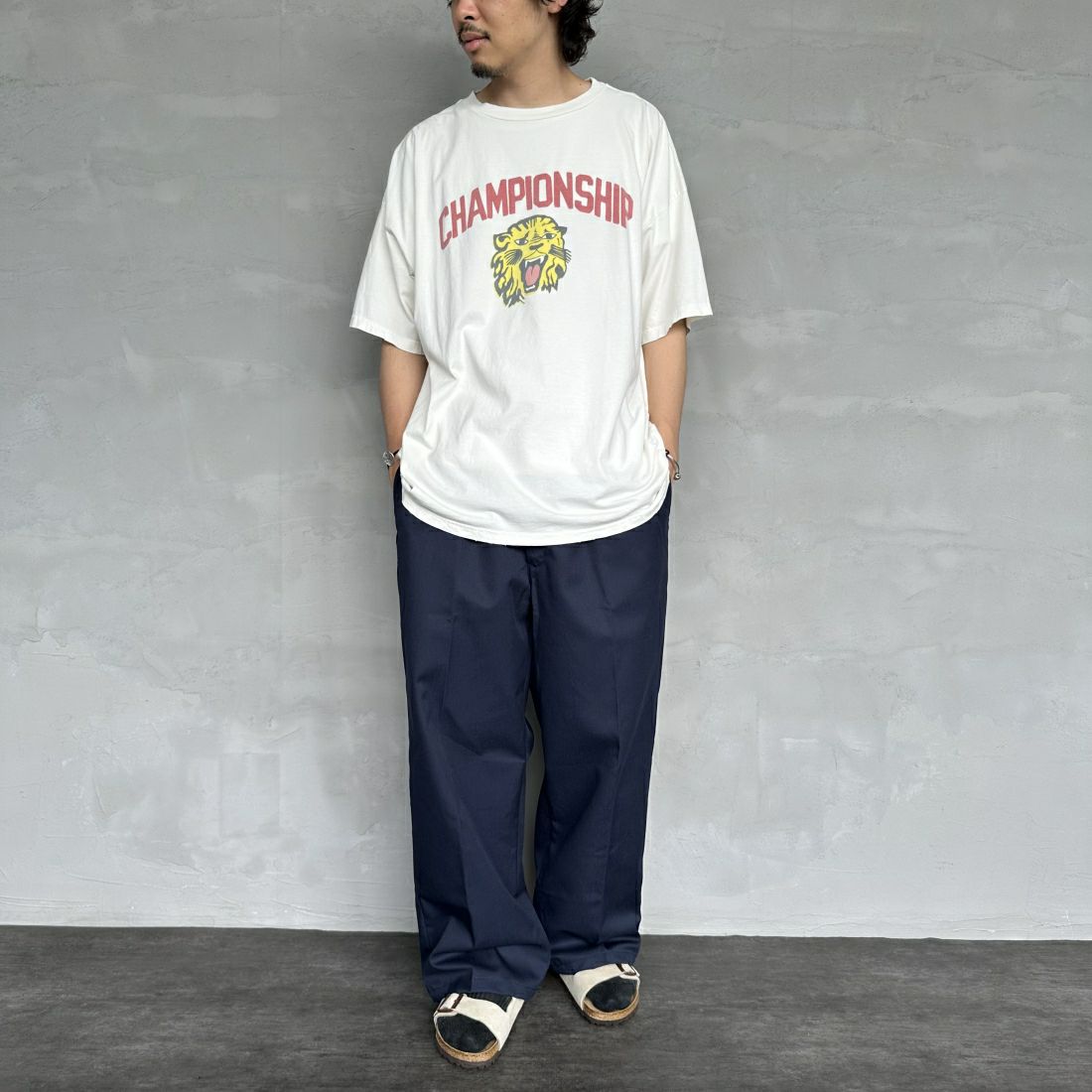 REMI RELIEF [レミレリーフ] 別注 ビッグプリントTシャツ CHAMPIONSHIP [RN26349322-JF] OFF WHITE &&モデル身長：173cm 着用サイズ：M&&