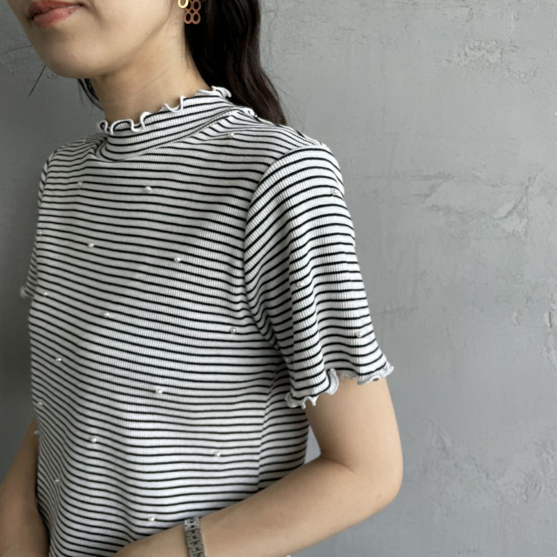 By/m [バイエム] クロップド丈 パールデザインカットソー [24112100] 50 OFF/BLK &&モデル身長：160cm 着用サイズ：F&&