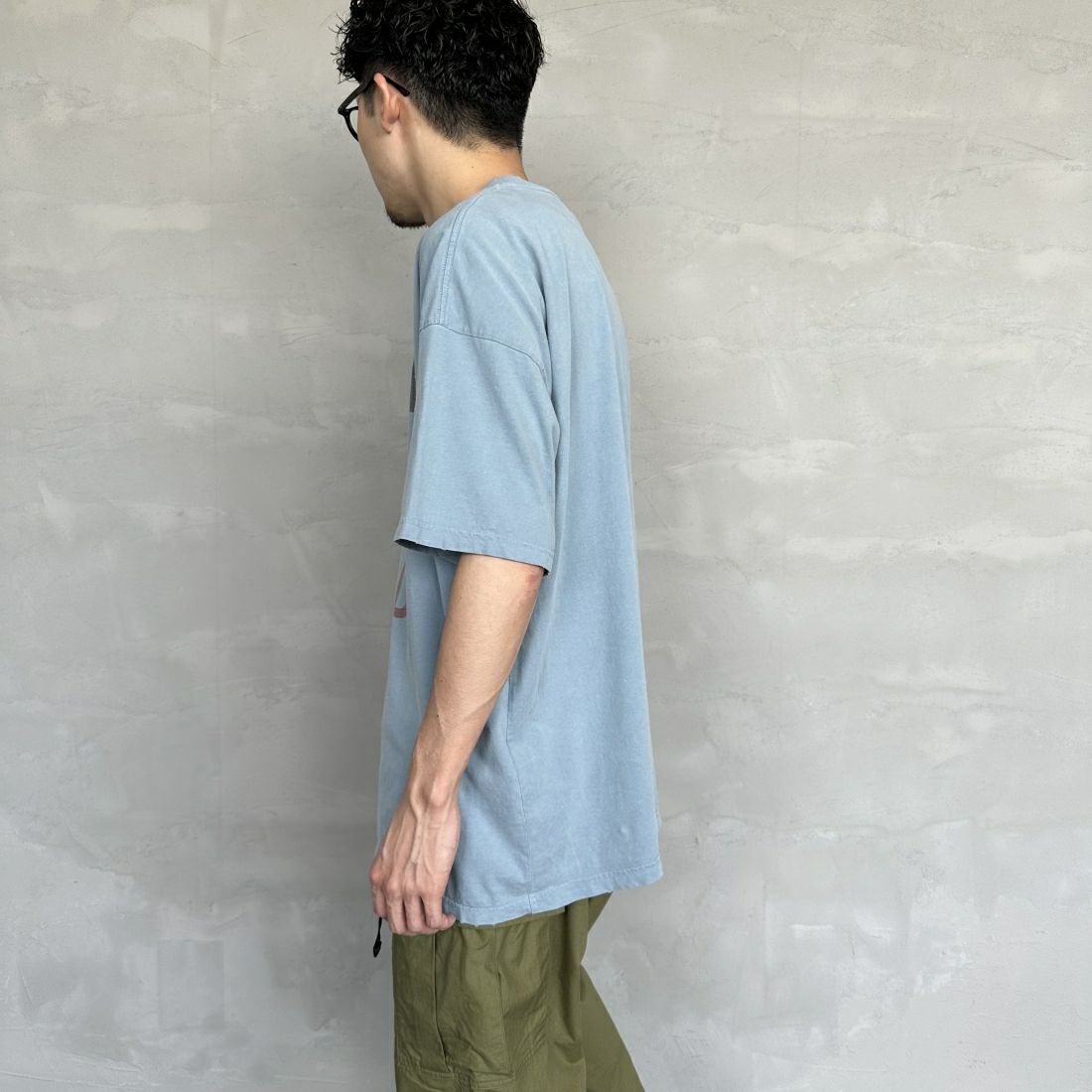 REMI RELIEF [レミレリーフ] 別注 ビッグプリントTシャツ FLOWER POWER CHILD [RN26349329-JF] SAX &&モデル身長：168cm 着用サイズ：M&&