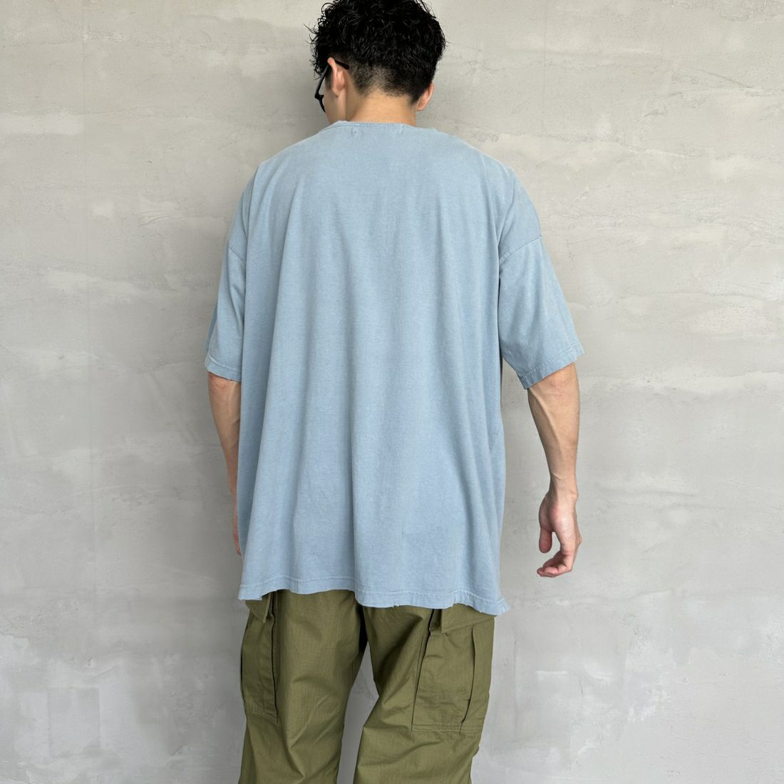 REMI RELIEF [レミレリーフ] 別注 ビッグプリントTシャツ FLOWER POWER CHILD [RN26349329-JF] SAX &&モデル身長：168cm 着用サイズ：M&&