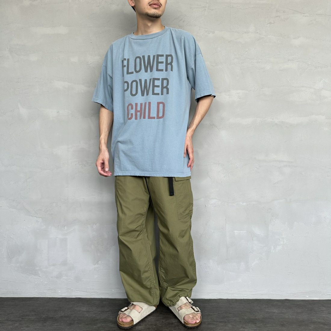 REMI RELIEF [レミレリーフ] 別注 ビッグプリントTシャツ FLOWER POWER CHILD [RN26349329-JF] SAX &&モデル身長：168cm 着用サイズ：M&&