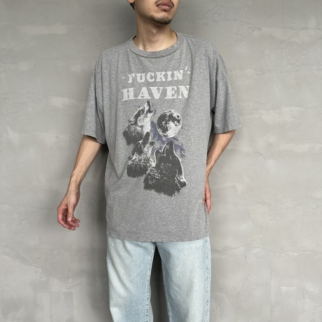 REMI RELIEF [レミレリーフ] 別注 ビッグプリントTシャツ FUCKIN HAVEN [RN26349333-JF] H.GRAY &&モデル身長：168cm 着用サイズ：M&&